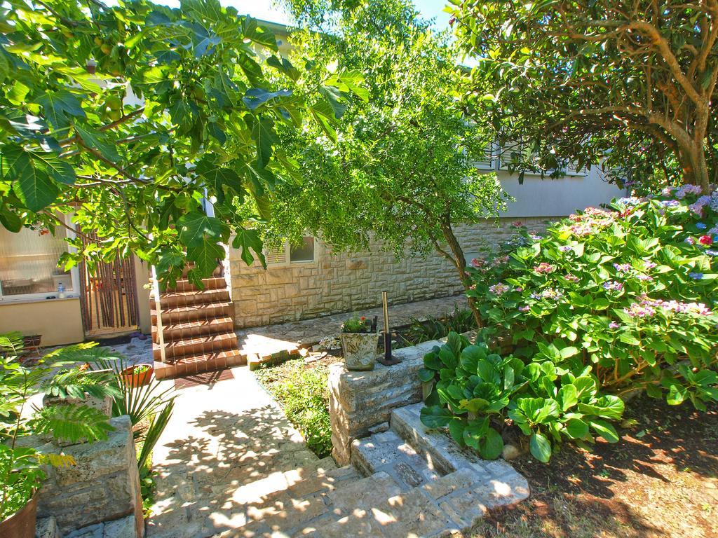 Apartments Vlasta 1410 Premantura Bagian luar foto